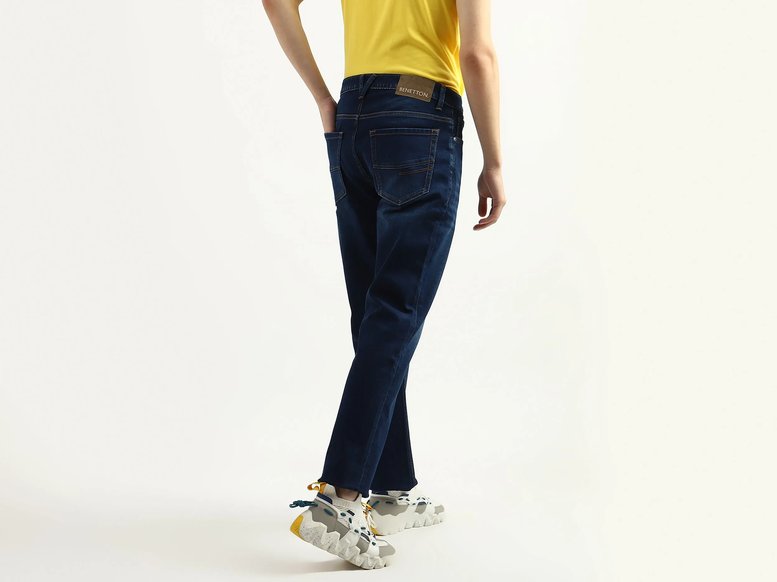 Men Solid Slim Straight Jeans
