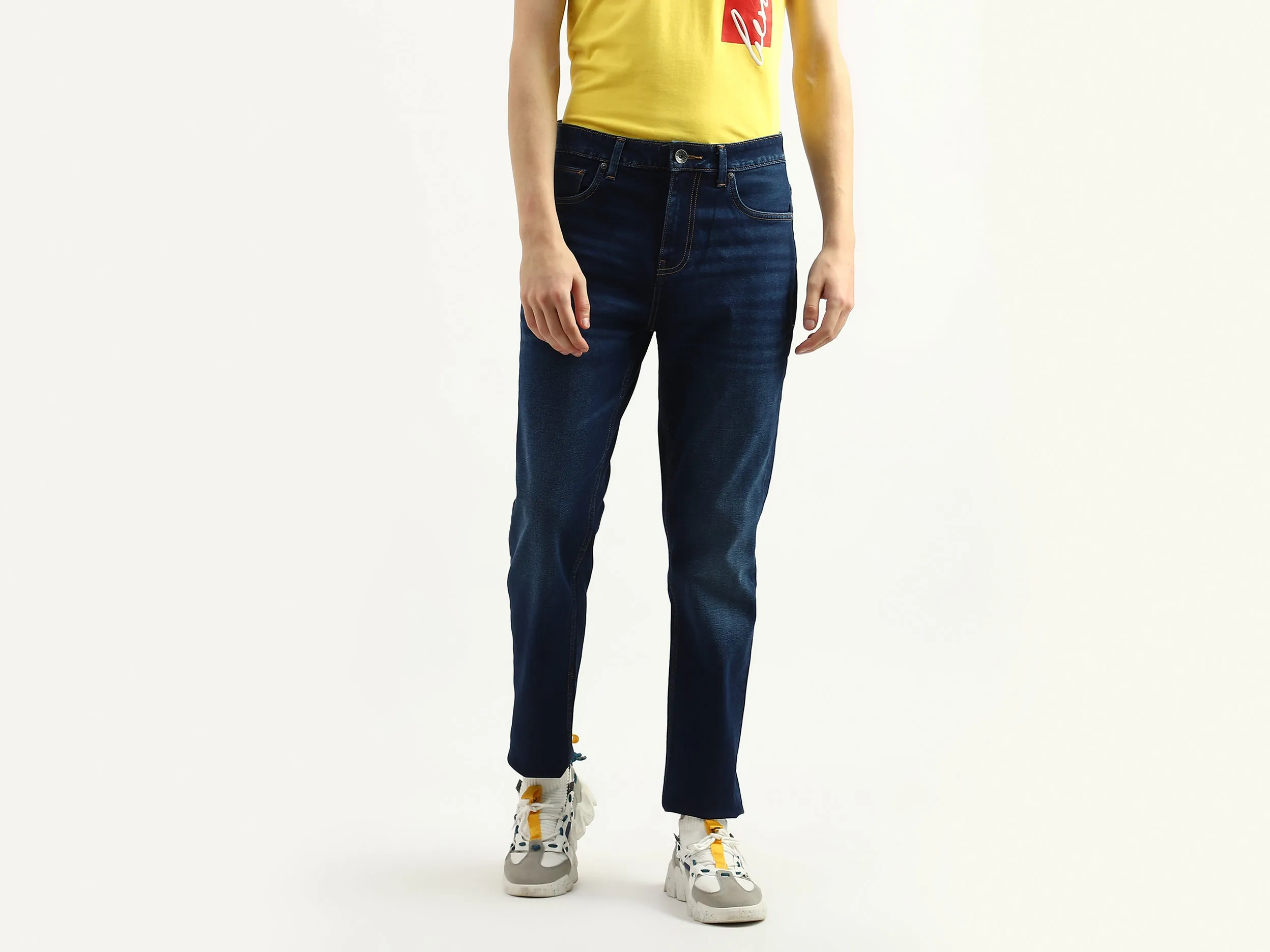 Men Solid Slim Straight Jeans
