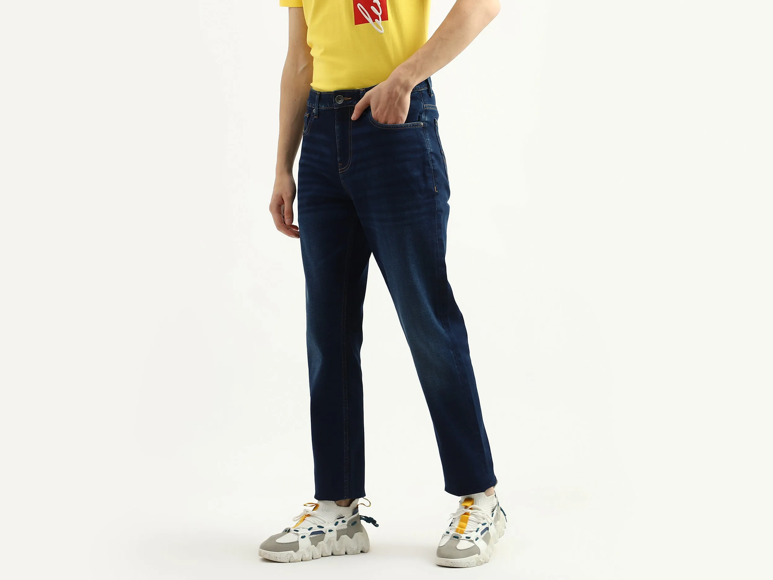 Men Solid Slim Straight Jeans