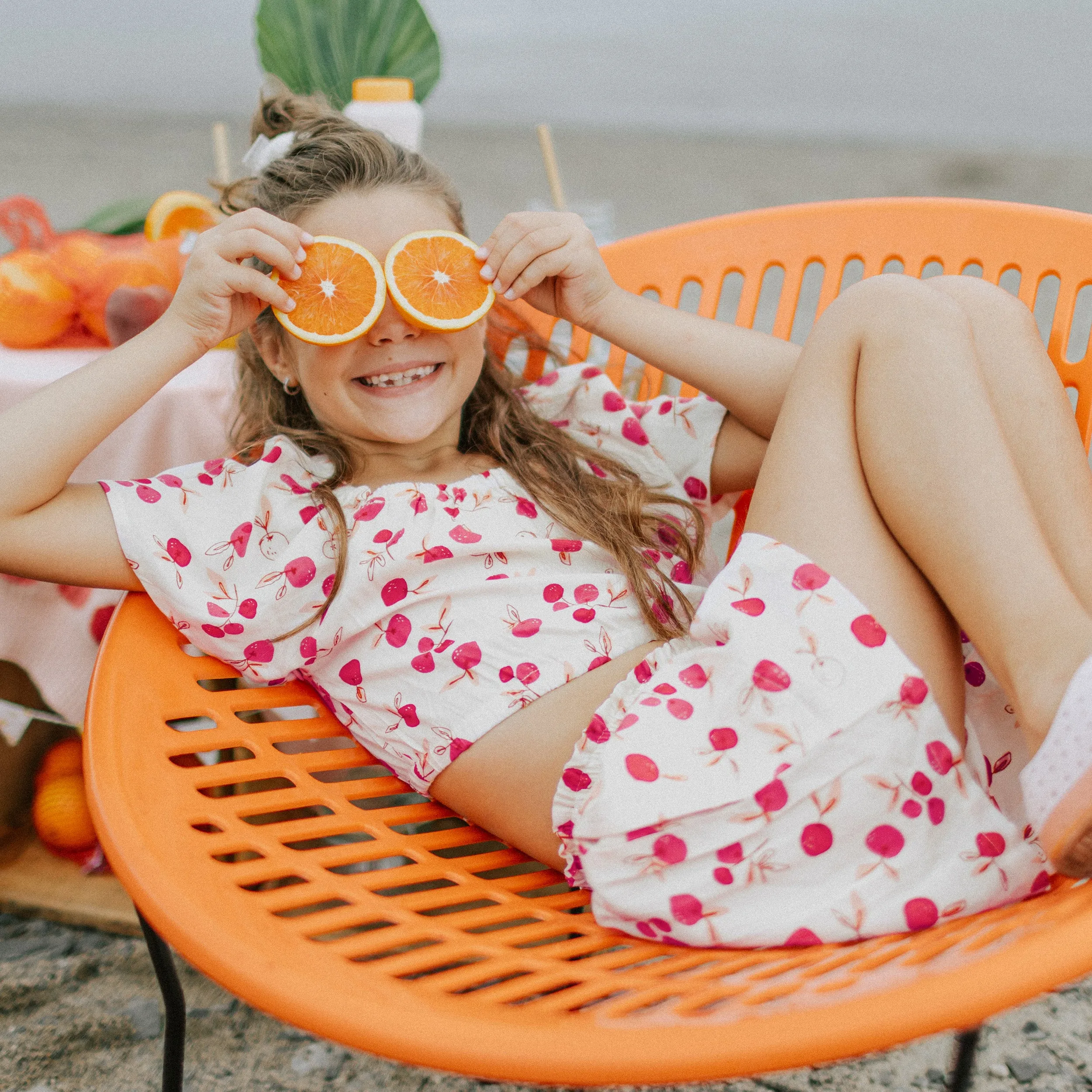 Short fluide coupe ample crème à motif en viscose, enfant || Fluid loose fit cream short with a print in viscose, child