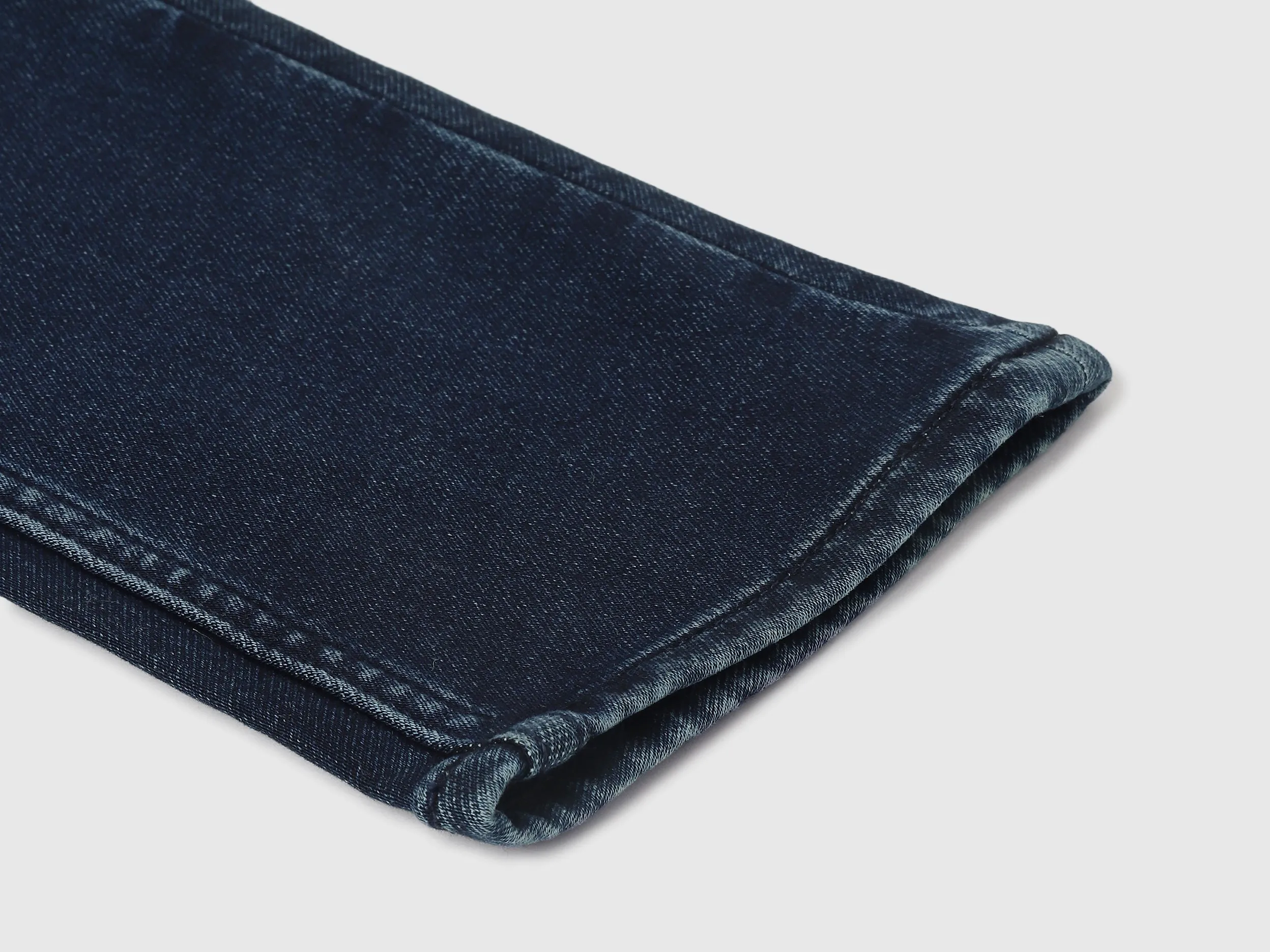 Solid Pattern Carrot Fit Jeans